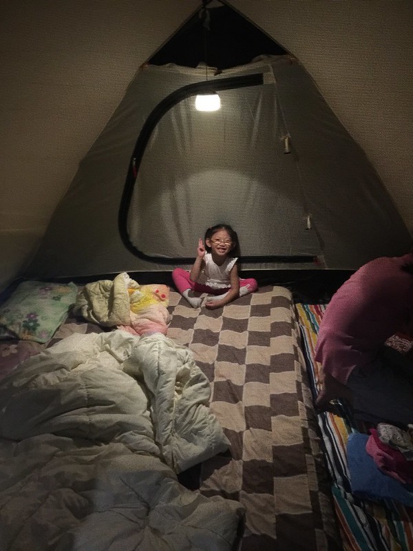 在帳篷內的寶妹