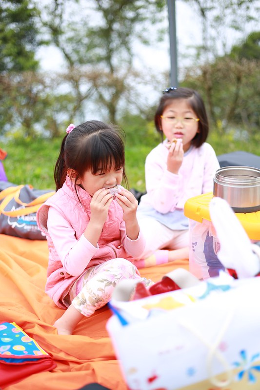 寶妹和妍妍一起吃飯糰