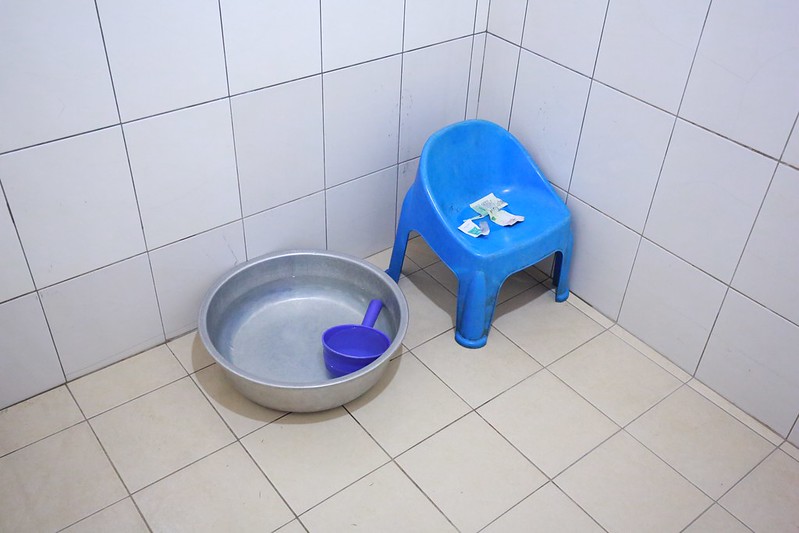 浴室裡有小椅子和水盆