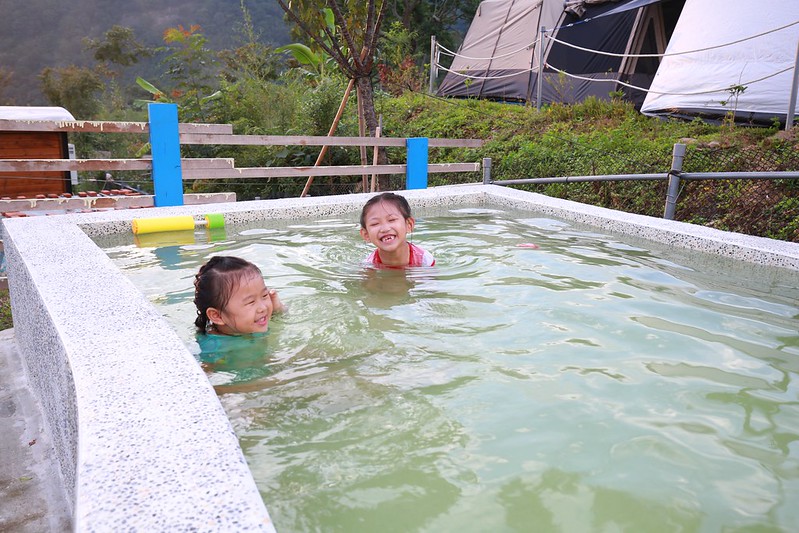 兩個小女生開始練游泳