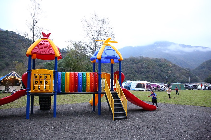 草地區的兒童遊樂設施