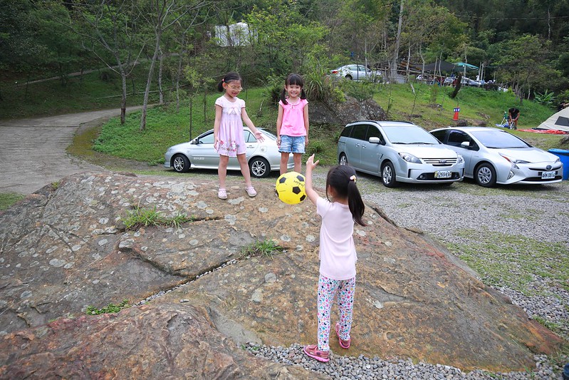 三個女生玩球中